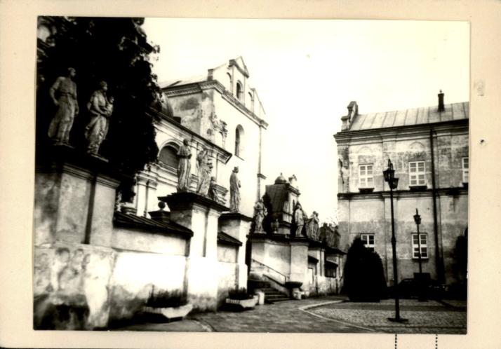 schody do kościoła Bożego Ciała i J. Chrzciciela z podestami i posągami, skan 3