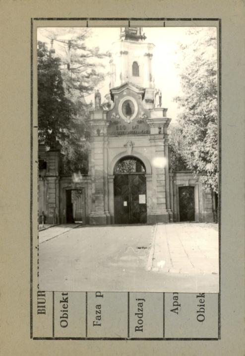 brama w zespole klasztornym dominikanów, skan 3
