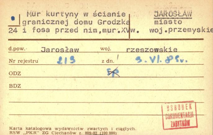mur kurtyny w ścianie granicznej domu i fosa, skan 1