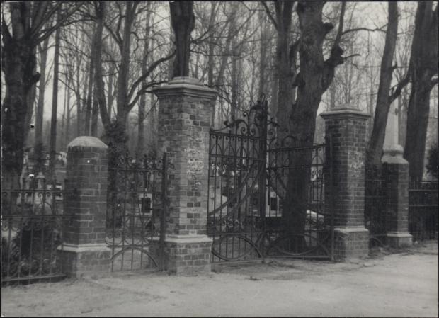 brama cmentarna I, skan 3