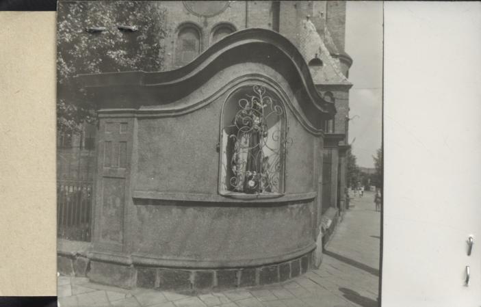 fragment ogrodzenia przy kościele farnym z rzeźbą świętej w niszy, skan 2