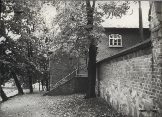fragment ogrodzenia i budynek gospodarczy w zespole szkół zawodowych, skan 2