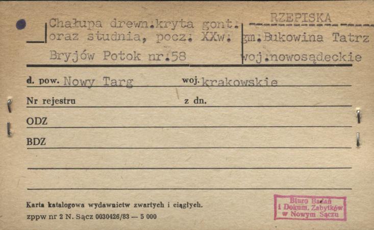 chałupa kryta gontem oraz studnia, skan 1