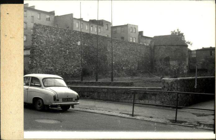 fragmenty murów miejskich z basztą, skan 2