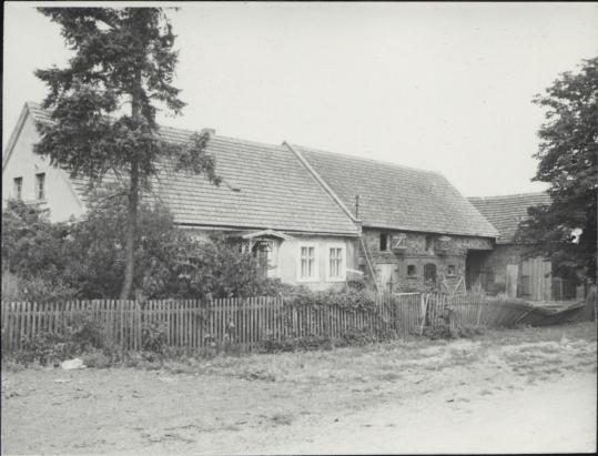 dom z budynkiem gospodarczym i stodoła, skan 3