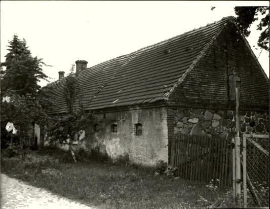 dom z budynkiem gospodarczym, skan 2