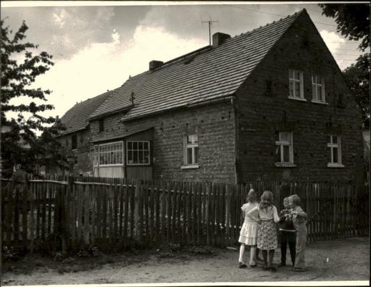 dom z budynkiem gospodarczym, skan 2