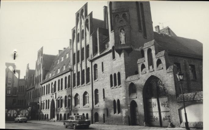 klasztor cysterek, nast. benedyktynek, ob. szarytek, skan 3