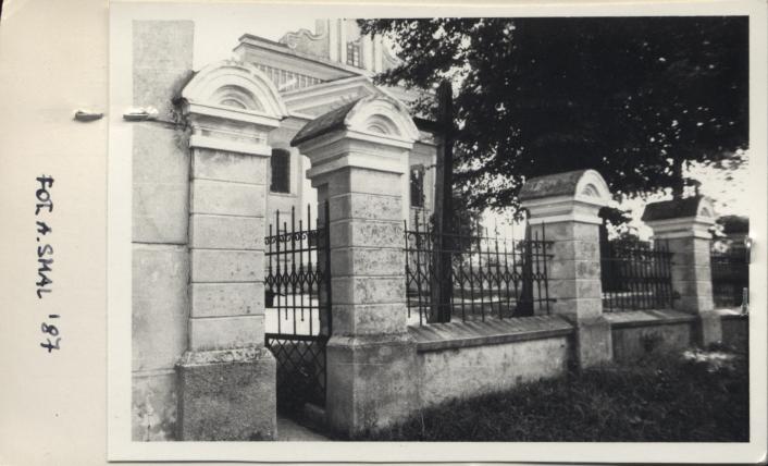 brama przy kościele par. p. w. św. Trójcy, skan 2