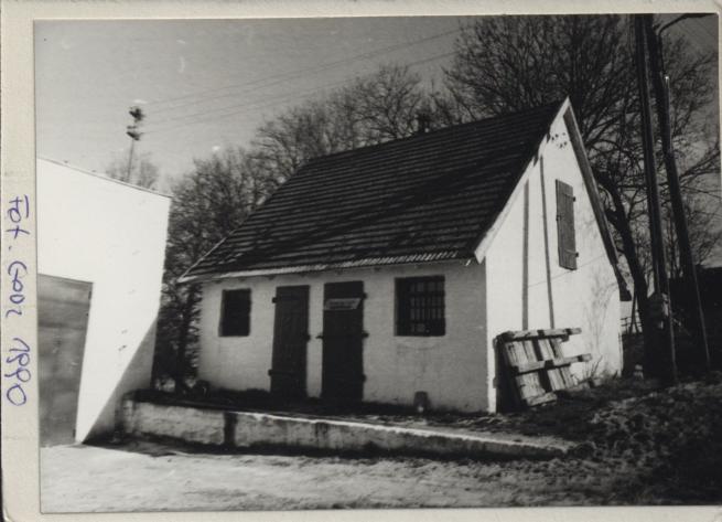 magazyn części zamiennych w zespole dworsko-folwarcznym, ob. PGR, skan 2