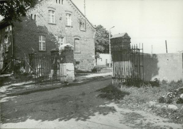 frag. ogrodzenia z bramą, skan 3