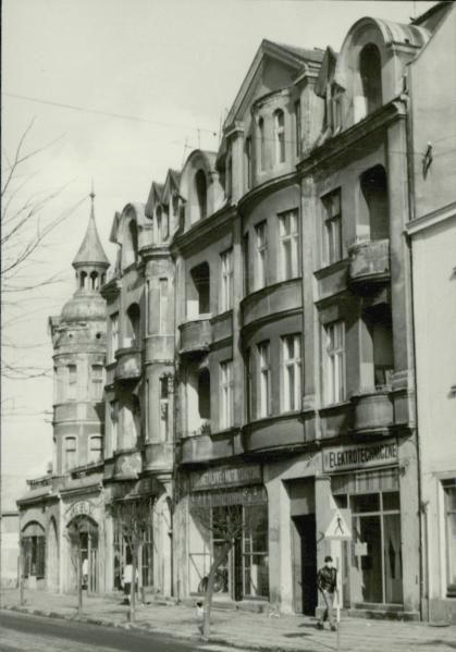 dom mieszkalny, sklepy, skan 3