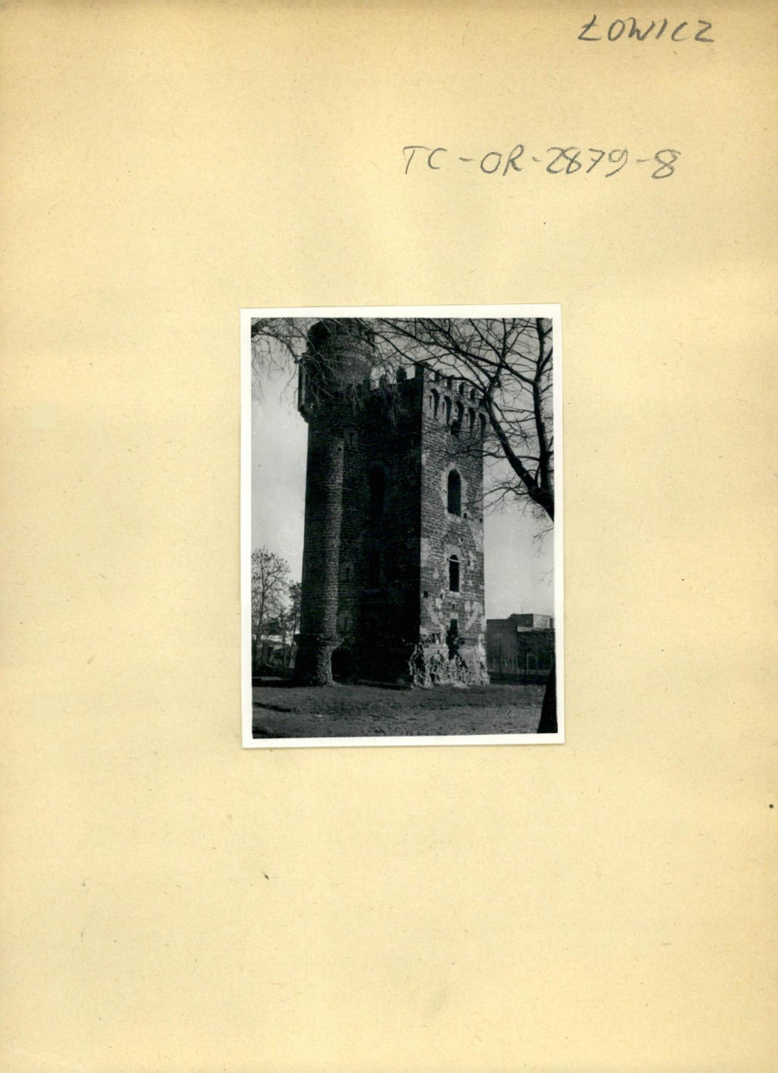 5 fotografi czarno-białych ukazujących wieże neogotyckiego zamku na terenie posesji rodziny Klickich                                      , skan 3