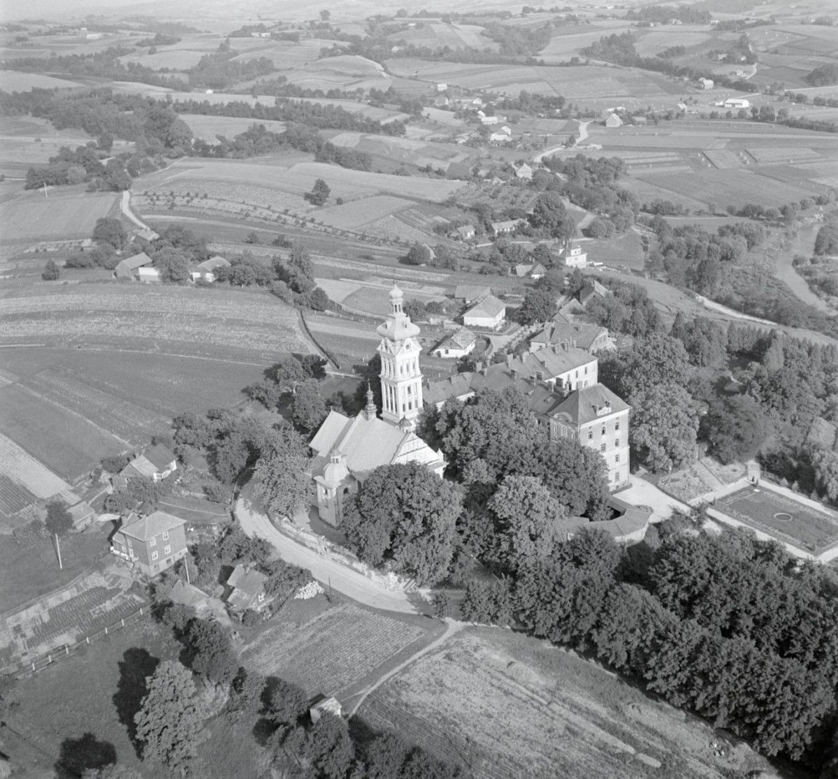 Kościół Benedyktynów z XVII wieku, widok ogólny od strony południowej, skan 1