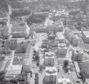 zabudowa centrum miasta z rynkiem. Fragment zabudowy  centrum miasta z położeniem rynku i kościoła świeku Piotra  od strony północnej - zachodniej, skan 1