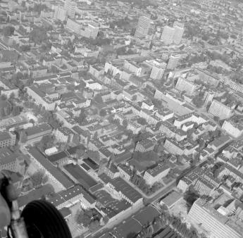 zabudowa centrum miasta.  Fragment zabudowy centrum w otoczeniu ul. Mickiewicza, Żwirki i Kościuszki  od strony południowej - zachodniej, skan 1