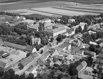 opactwo Benedyktynów /I poł. XVIII wieku/Widok ogólny opactwa w otoczeniu  zabudowy gminy  od strony południowej - zachodniej, skan 1