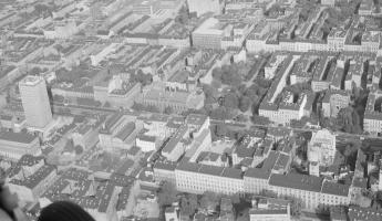 zabudowa centrum miasta.  Fragment zabudowy centrum w otoczeniu ulic Piotrkowskiej, Kościuszki i Wólczańskiej od strony zachodniej, skan 1