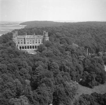 pałac /1838 -1863 r./ Widok ogólny pałacu w otoczeniu parkowym w układzie przestrzennym od strony zachodniej, skan 1