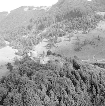 widok ogólny ruin zamku od strony, skan 1