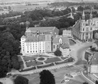 zespół zamkowy /XIV, XV, XVI, XVIII, XIX wieku/ Kościół parafialny świeku Krzyża. Widok ogólny zespołu zamkowego w otoczeniu przestrzennym i położeniu w stosunku do kościoła świeku Krzyża od strony południowej, skan 1