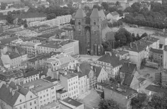 kościół parafialny  świeku Mikołaja /XIV, XV, XIX wieku/ Widok ogólny kościoła parafialnego świeku Mikołaja w otoczeniu zabudowy miasta od strony południowej - zachodniej, skan 1