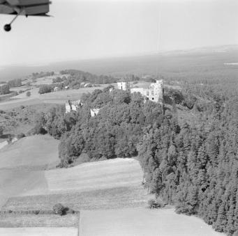 zamek Tenczyn /XIV - XVIII wieku/ widok ogólny ruin zamku  od strony południowej , skan 1