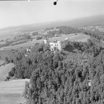 zamek Tenczyn /XIV - XVIII wieku/ widok ogólny ruin zamku  od strony południowej - wschodniej, skan 1