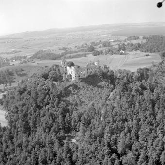 zamek Tenczyn /XIV - XVIII wieku/ widok ogólny ruin zamku  od strony południowej - wschodniej, skan 1