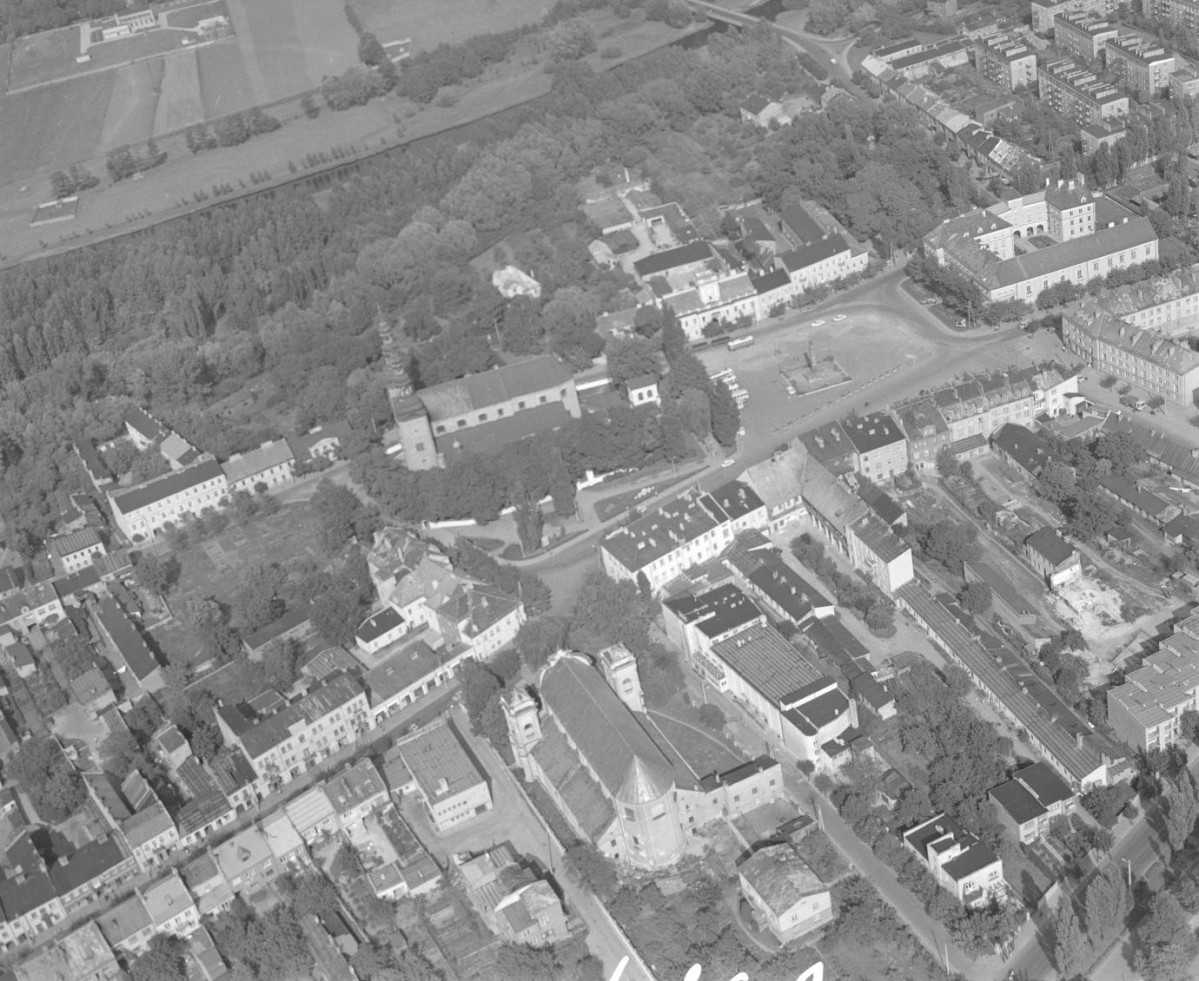 zabudowa staromiejska z kolegiatą /XVII wieku/ i kościołem Pijarów /XVII i XVIII wieku/ Widok  zabudowy  staromiejskiej   od strony południowej , skan 1