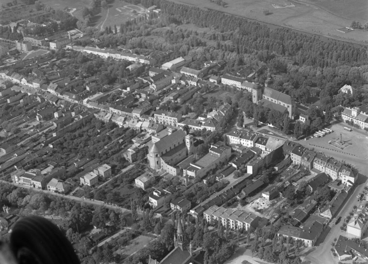 zabudowa miasta z kolegiatą /XVII wieku/ i kościołem Pijarów /XVII i XVIII wieku/ Widok ogólny zabudowy miasta z położeniem kolegiaty i kościołem Pijarów  od strony południowej - wschodniej , skan 1