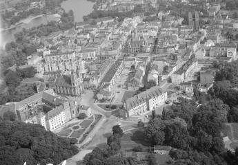 zabudowa staromiejska centrum miasta. Widok ogólny zabudowy staromiejskiej centrum miasta od strony zachodniej, skan 1