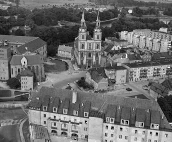 kościół parafialny świeku Krzyża. Widok ogólny kościoła parafialnego świeku Krzyża i jego położenia w stosunku do zespołu zamkowego od strony południowej, skan 1