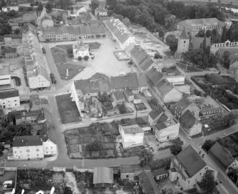 zabudowa przyrynkowa miasta. Widok ogólny zabudowy przyrynkowej miasta z położeniem pałacu i kościoła ewangelickiego od strony północnej, skan 1