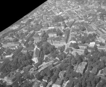 fragment zabudowy miasta z położeniem kościoła ewangelickiego i rynku w głębi od strony południowej -wschodniej, skan 1