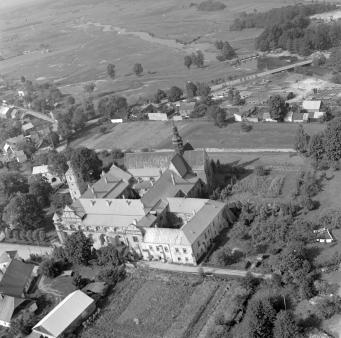 opactwo Cystersów XII - XIII wieku Widok ogólny opactwa  od strony południowej , skan 1