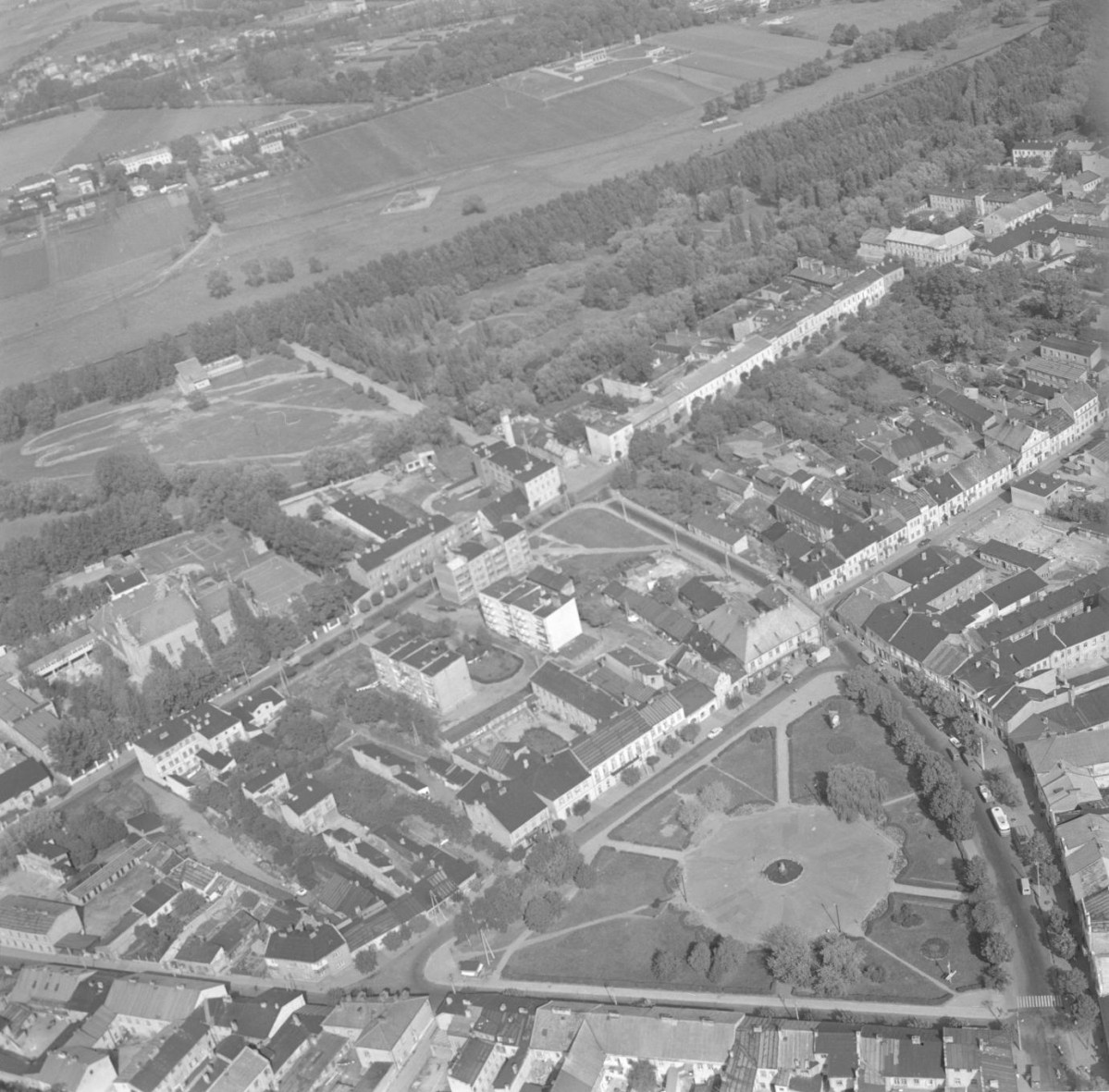 zabudowa miasta. Fragment zabudowy północnej części miasta od strony południowej - zachodniej, skan 1