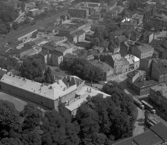 widok ogólny pałacu myśliwskiego (I poł. XIX wieku) w otoczeniu zabudowy przedzamcza od strony południowej -  zachodniej, skan 1