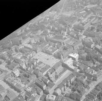 fragment zabudowy staromiejskiej z położeniem rynku, kościoła parafialnego na pierwszym planie od strony południowej - zachodniej, skan 1