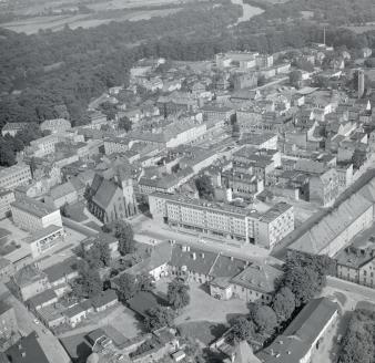 Koźle. Zabudowa centrum miasta z rynkiem i kościołem parafialnym /XV, XVI, XIX wieku/ Widok ogólny zabudowy centrum miasta z rynkiem i kościołem  parafialnym oraz południowej - zachodniej części miasta  od strony północnej - zachodniej, skan 1