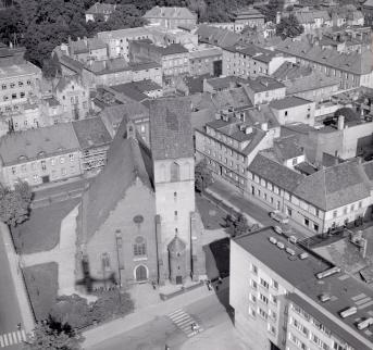 kościół parafialny /XIII, XIV, XV, XIX wieku/ Widok ogólny kościoła parafialnego w otoczeniu zabudowy miasta od strony zachodniej, skan 1