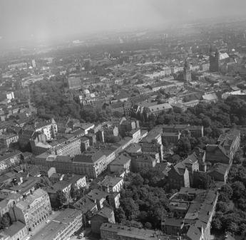 zabudowa miasta. Widok ogólny zabudowy centrum z fragmentem Starego Miasta od strony południowej - zachodniej, skan 1