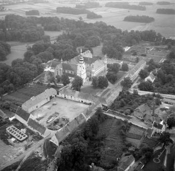opactwo Cystersów / fund. 1225 r./ Widok ogólny opactwa w otoczeniu przestrzennym od strony północnej - zachodniej, skan 1