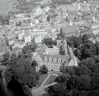 zamek /XIV, XVI, XVII, XVIII wieku/ zabudowa staromiejska miasta. Widok ogólny zamku i jego położenia w stosunku do  kościoła  zamkowego  i zabudowy miasta od strony południowej, skan 1