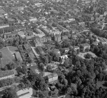 zabudowa centrum. Widok zabudowy północnej  części centrum od strony  północnej - zachodniej, skan 1