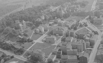 Widok ogólny zabudowy staromiejskiej miasta od strony zachodniej, skan 1