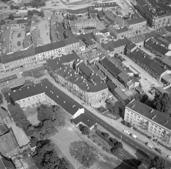 zabudowa centrum miasta. Fragment zabudowy centrum miasta u zbiegu ul. Żeromskiego i Traugutta od strony południowej - zachodniej, skan 1