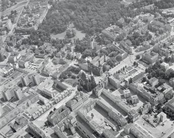 zabudowa centrum miasta. Fragment zabudowy centrum z położeniem kościoła parafialnego oraz rynku od strony zachodniej, skan 1