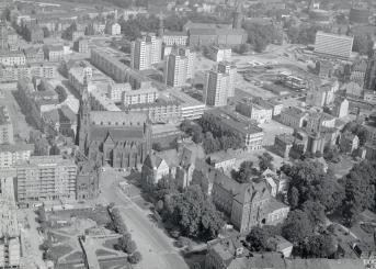 zabudowa centrum miasta. Fragment zabudowy centrum z położeniem kościoła parafialnego, zamku i rynku od strony południowej, skan 1
