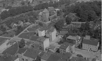 Widok wzgórza zamkowego z fragmentem zabudowy miasta od strony południowej, skan 1